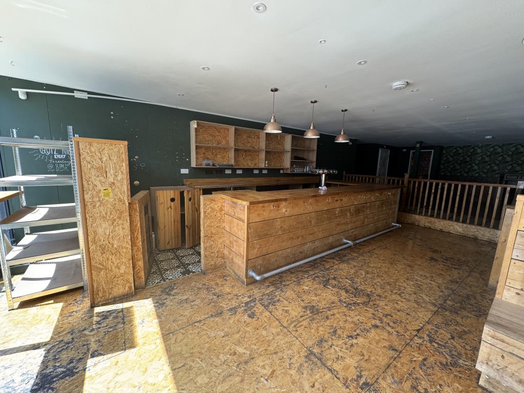 Lot: 93 - PART LET TOWN CENTRE COMMERCIAL INVESTMENT WITH POTENTIAL - View of the ground floor pub